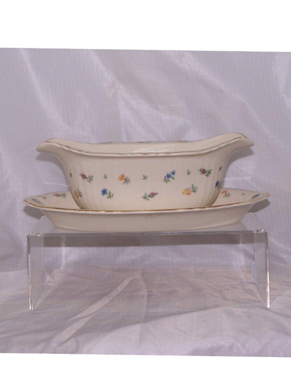 Gravy Boat with Attached Underplate Suzanne